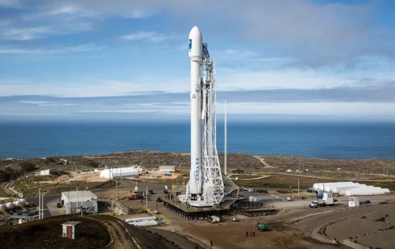 Ракета SpaceX вріжеться в Місяць: уже відомо точний час і наслідки удару