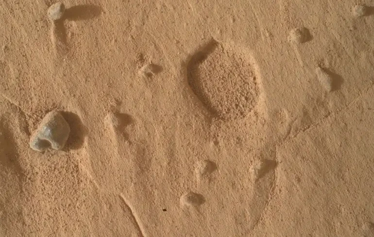 Curiosity знайшов на Марсі дивні отвори: вчені поки не знають, звідки вони взялися